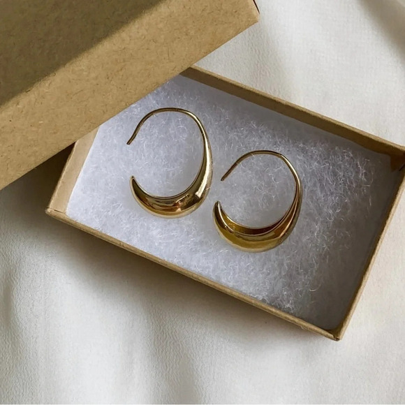 Gold and silver crescent hoop tapered earrings - Picture 4 of 5